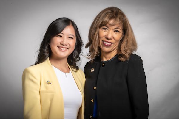 Nina Chuang, '23 Nutrition and Food Science, with 菠菜网lol正规平台 President Cynthia Teniente-Matson. Photo by Robert Bain.